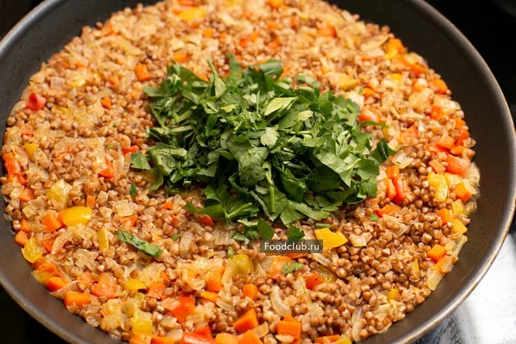Гречка с овощами на сковороде с мясом. Гречка по-купечески с овощами. гречка по купечески в духовке. гречка по-купечески с фаршем. гречка с овощами на сковороде.