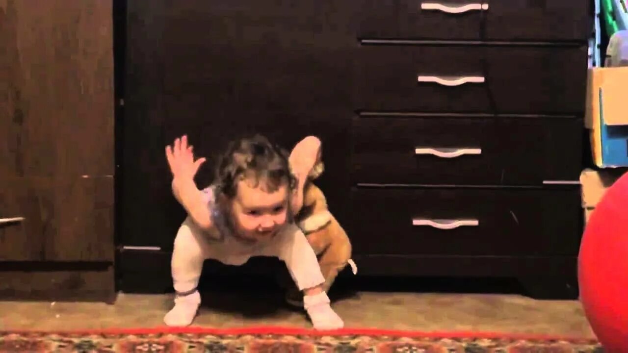 Рекламные ролики для детей. Смешные танцы детей. Маленькая девочка весело танцует. Маленькие детки танцуют. Смешные танцы детей.