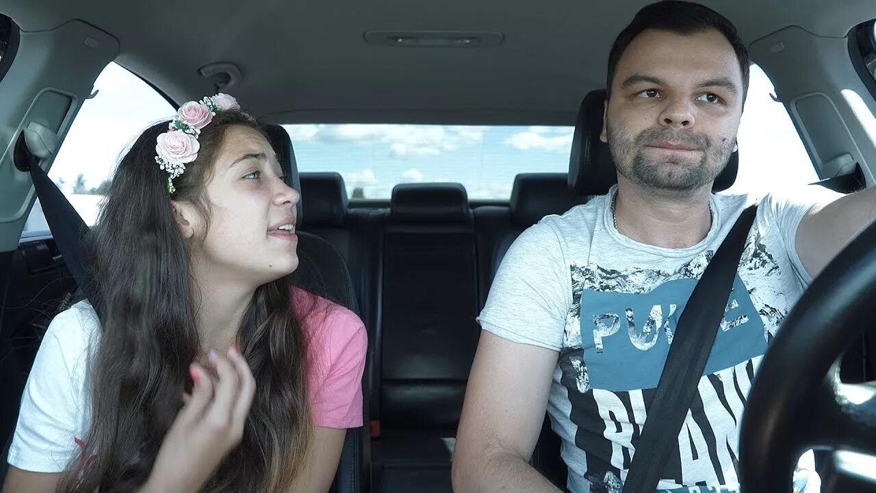 Папа с дочкой поют в машине. Папа и дочка рэп. Дочь с отцом поют в машине. Папа и дочь читают рэп. Рэп дочь