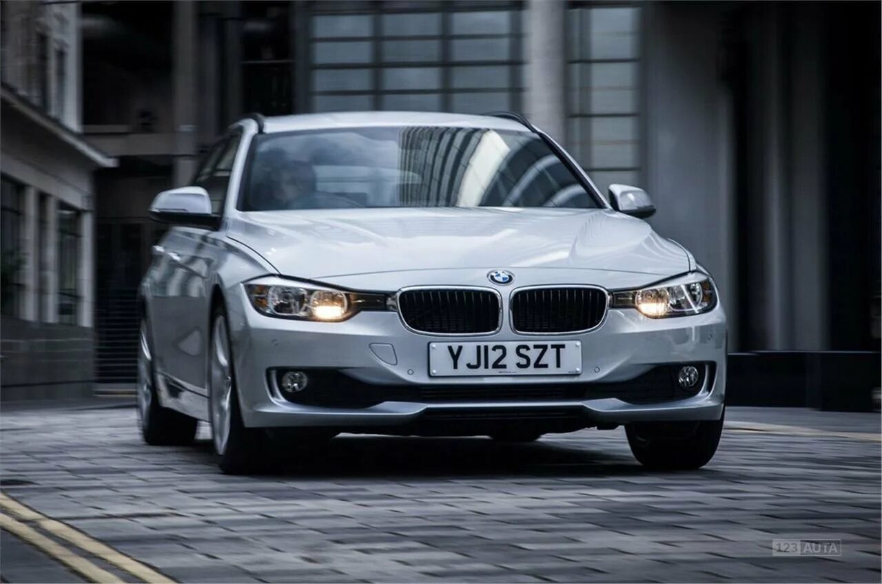 Bmw 3 бензин. Bmw 3тунг. бмв 3 серии 2090. bmw 3 series 2 dors. бмв из3033года.