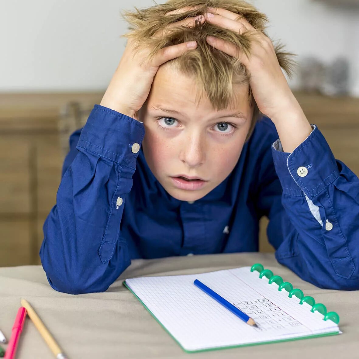 Очень хочется учиться. Ученик устал. Очень хочется учиться. Ребенок делает уроки. Очень хочется учиться.