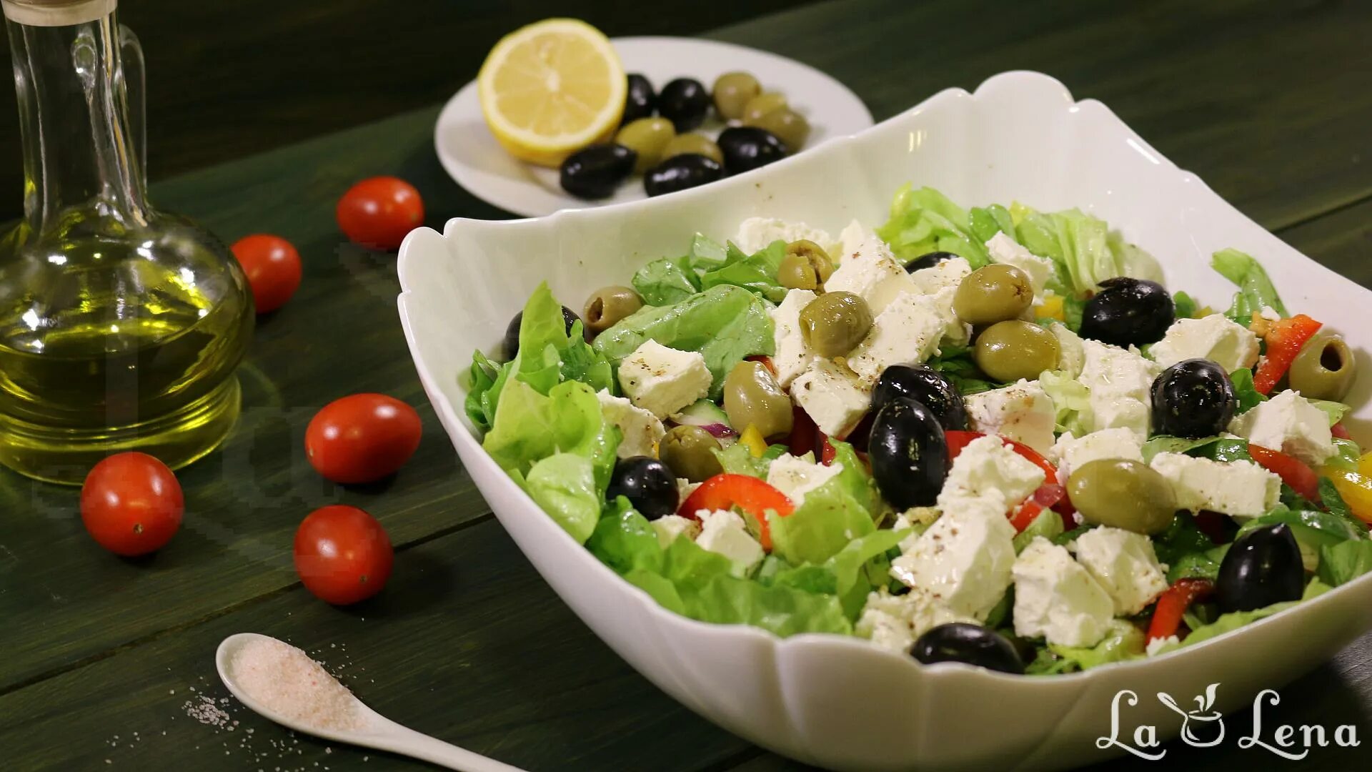 Греческий классик. Греческий салат. Греческий салат Ингредиенты. Салат греческий классический. Ужин с греческим салатом.