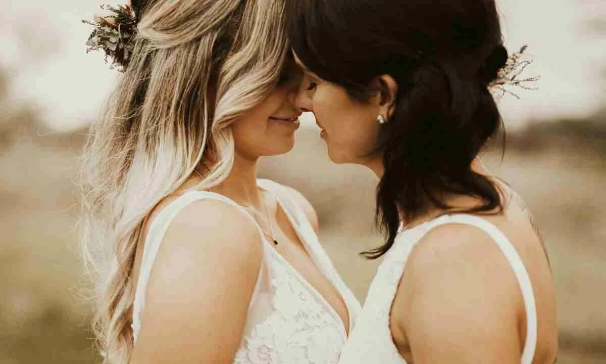 Как выбрать между девушками. Нетрадиционная любовь двух женщин. Девушка выбирает мужчину. Выбор в отношениях. Две девушки смеются.