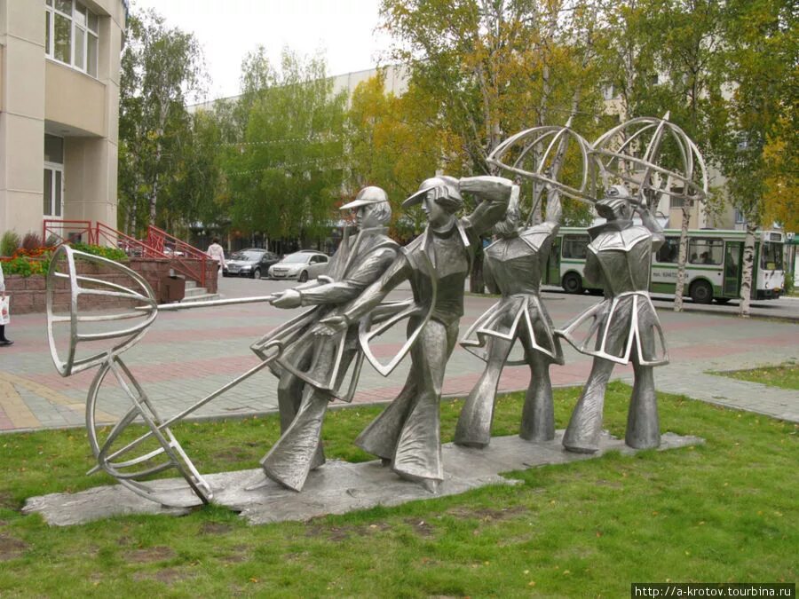 Скульптурная композиция времена года ханты-мансийск. Ханты-мансийск скульптура с зонтиками. Памятники монументы кемерово. Памятник челнокам в белгороде на центральном рынке. Скульптурная композиция.