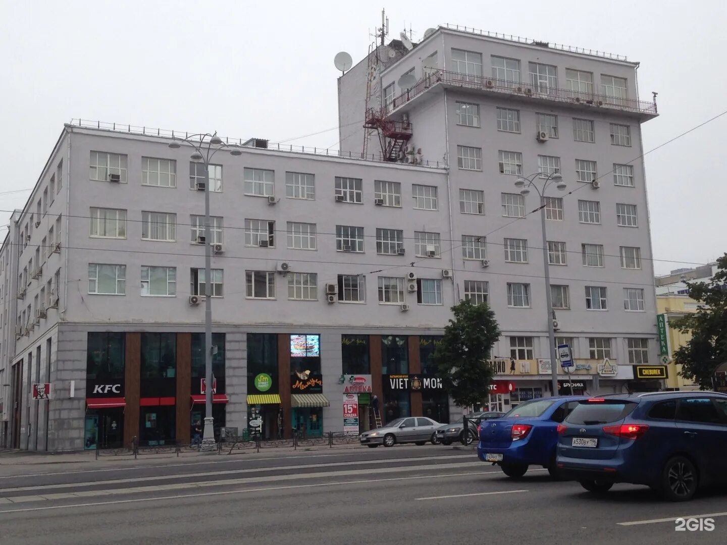 Ленина 41 екатеринбург организации. Здание ленина-толмачева свердловск. Горсовет свердловск 70. Старое здание на перекрестке толмачева ленина екатеринбург. Толмачева ленинский проспект.