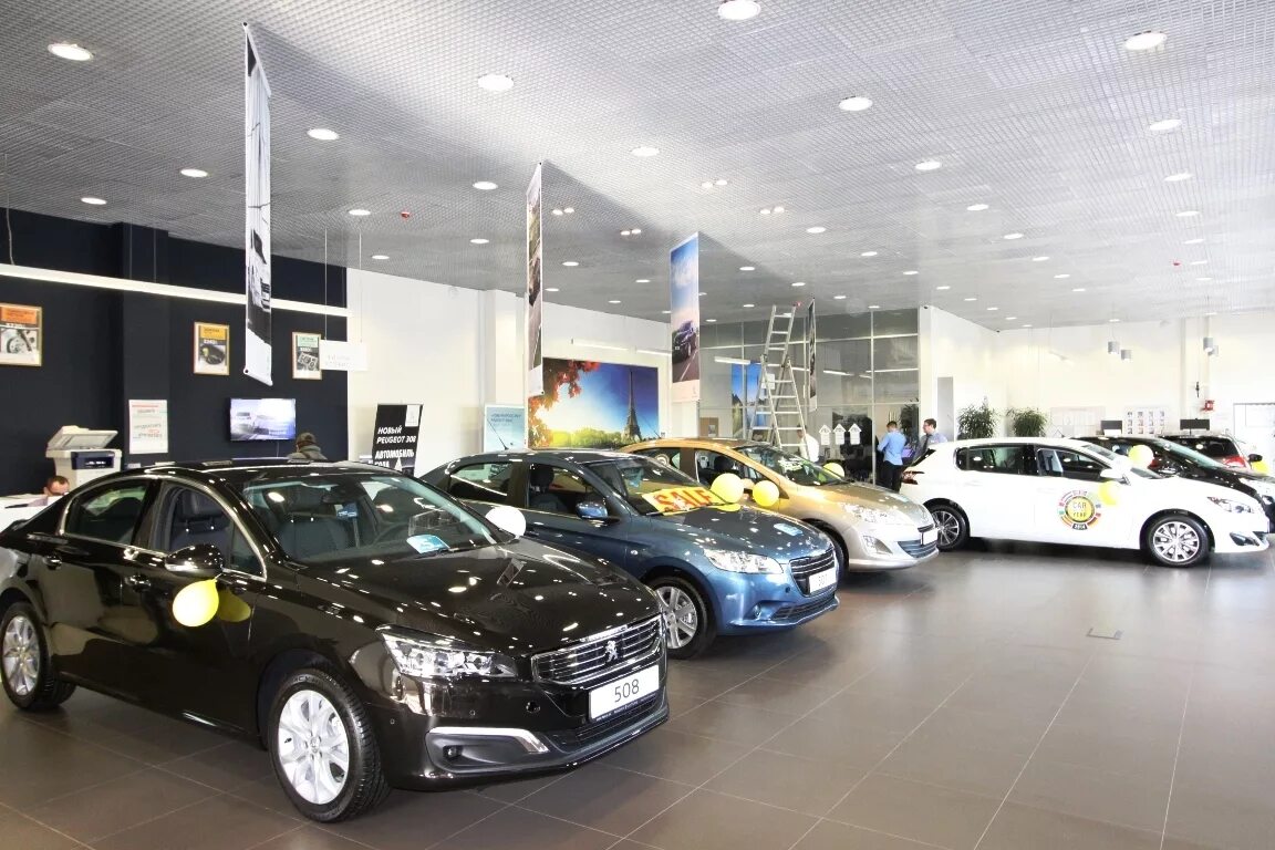 Продать авто пробегом автосалону. Машины в автосалоне. автосалон иномарок. машины из автосалона. европейские автосалоны.