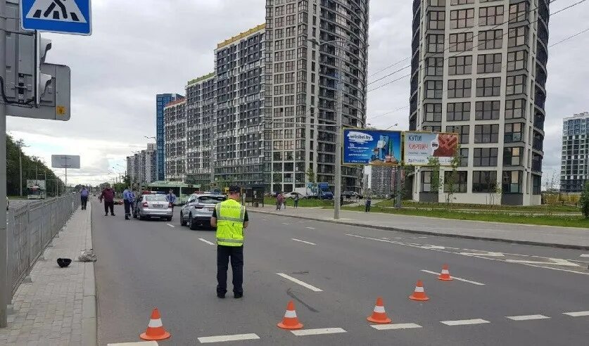 Чп минск сегодня. Надземный пешеходный переход. пешеходный переход 5 просека. город минск улицы. большой пешеходный переход.