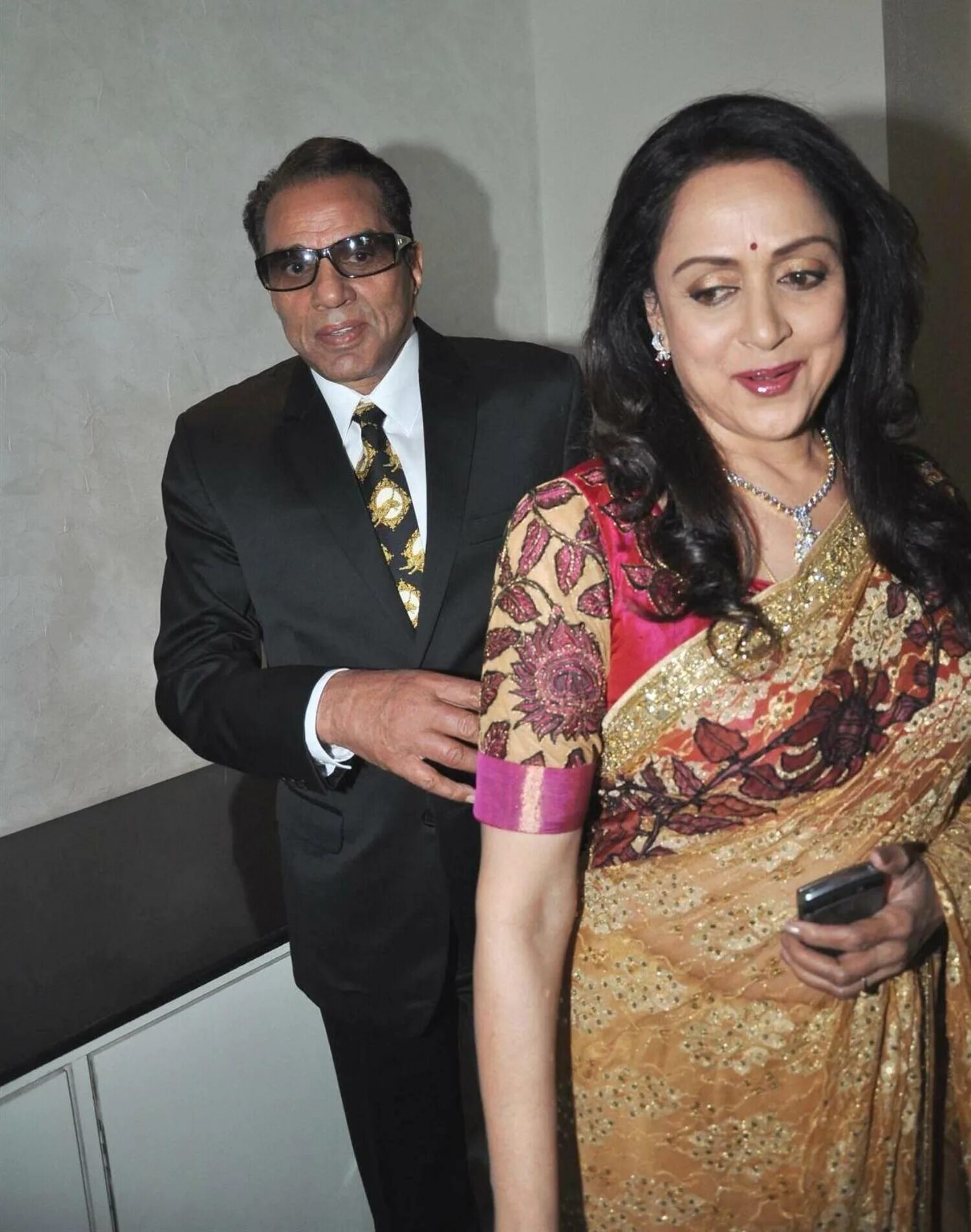 Хема малини и дхармендра в молодости. Хема малини и дхармендра в молодости. Хема малини и дхармендра. Хема малини дхармендрой. Хема малинии джармендра.