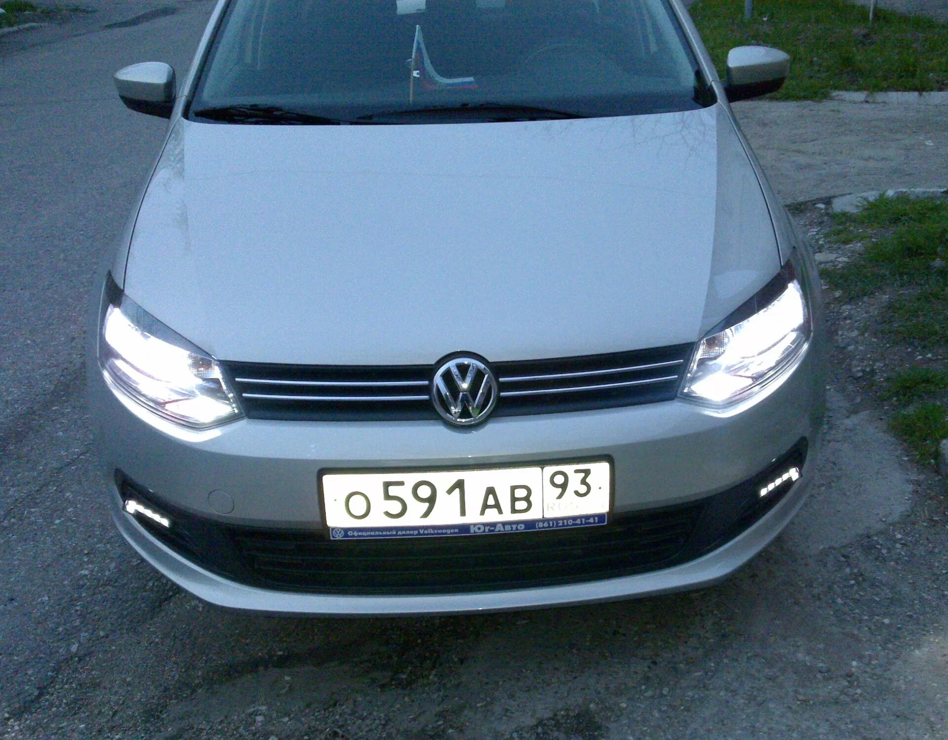 Polo дхо. ДХО VW Polo sedan 2011. Ходовые огни поло седан 2012. Ходовые огни поло седан 2013. ДХО на поло седан 2012.