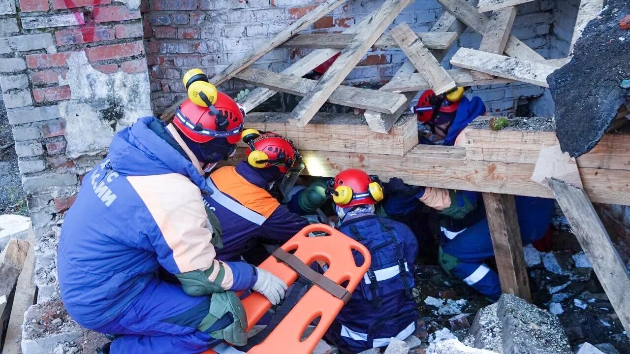 Землетрясения разбор. МЧС России землетрясение. Поисково-спасательная служба МЧС России землетрясения. Спасатели МЧС землетрясение. Землетрясение спасатели МЧС РФ.