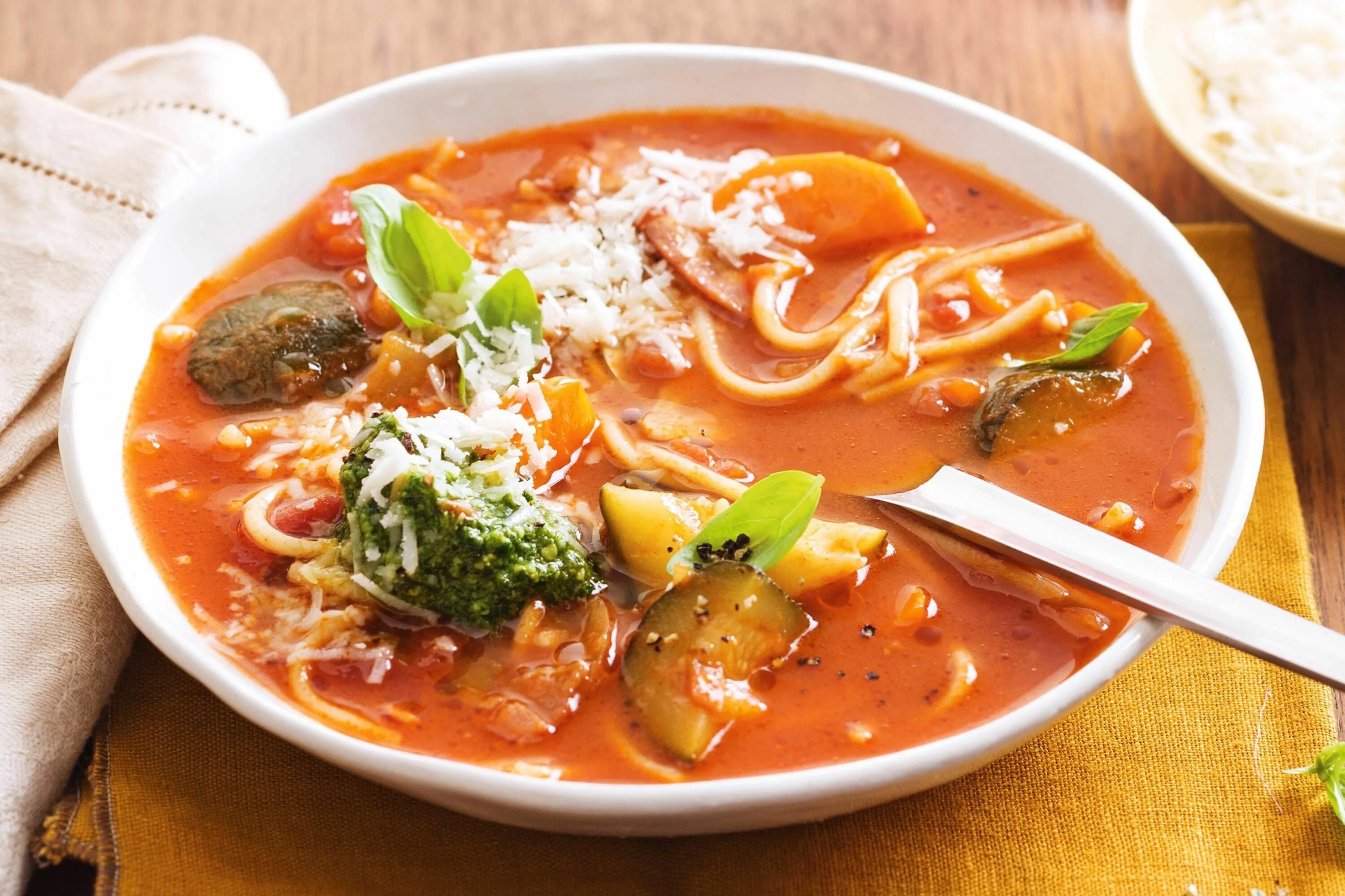 Сколько лет супе. Суп со спагетти. Макароны с карри. Шурбо суп с макаронами. Неаппетитный суп.