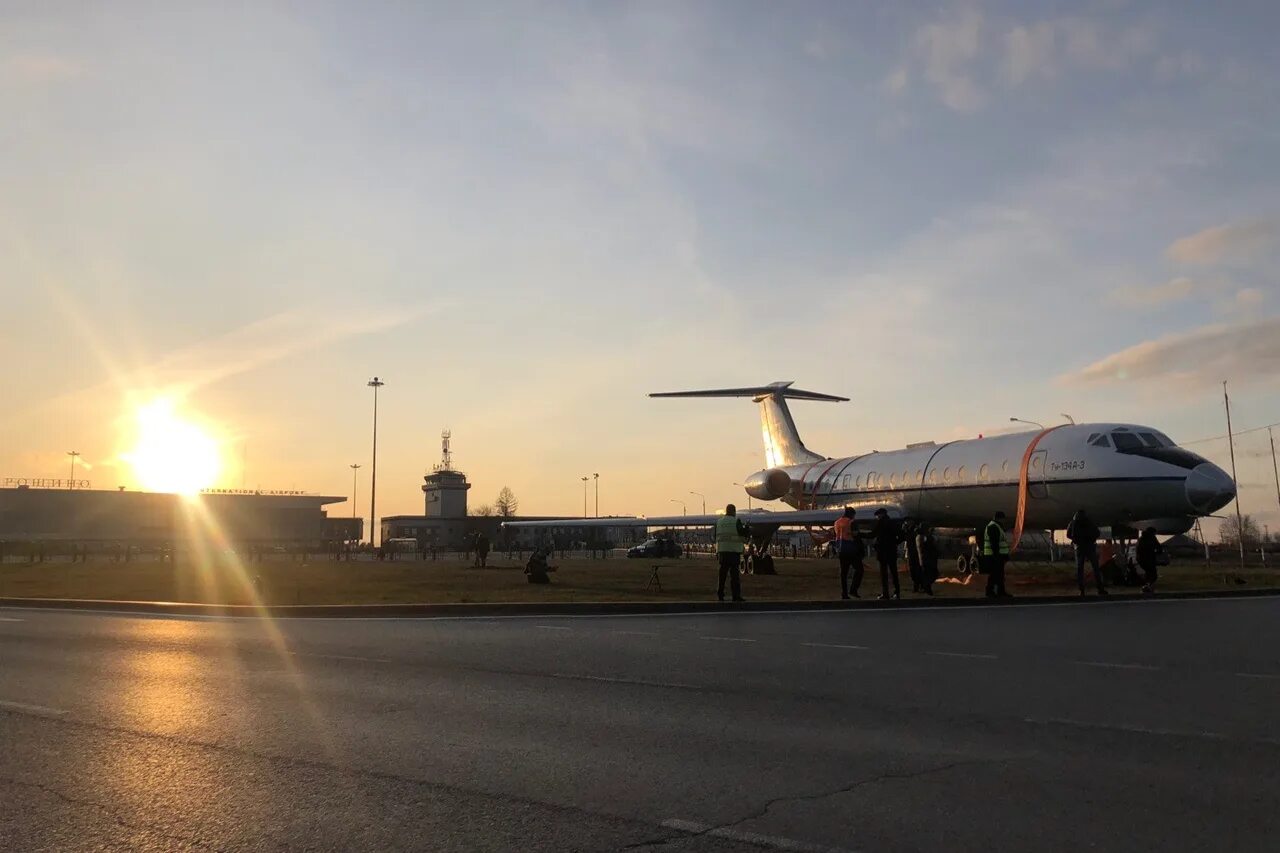 Самолёт тюмень пусан. Аэропорт рощино. Тюмень с самолета. Боинг 737-700 алроса. Самолёт авиакомпания россия аэропорт рощино тюмень.