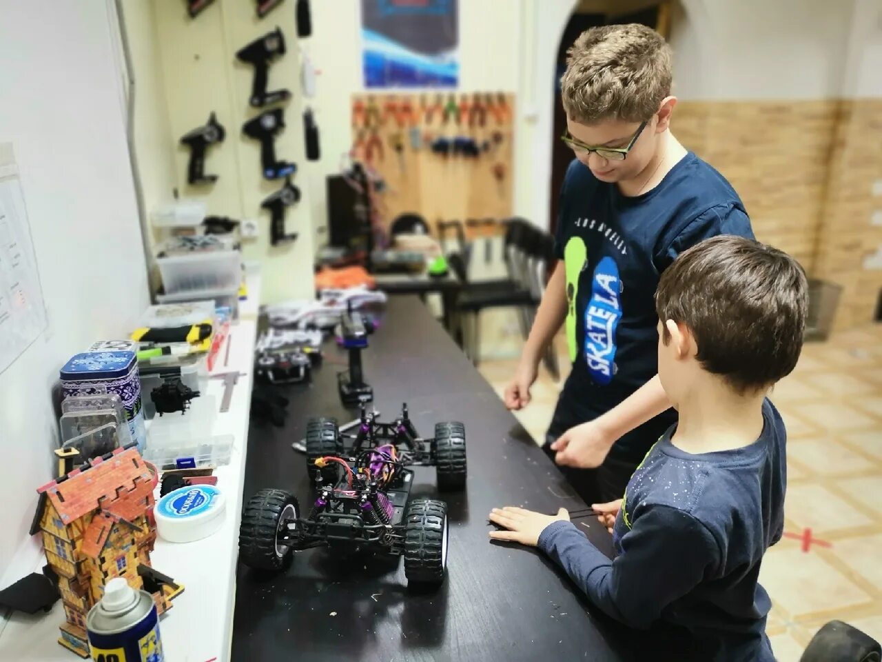 Реклама кружка робототехники. Занятия по робототехнике. Робот для программирования для детей. Реклама кружка робототехники. Листовка робототехника.