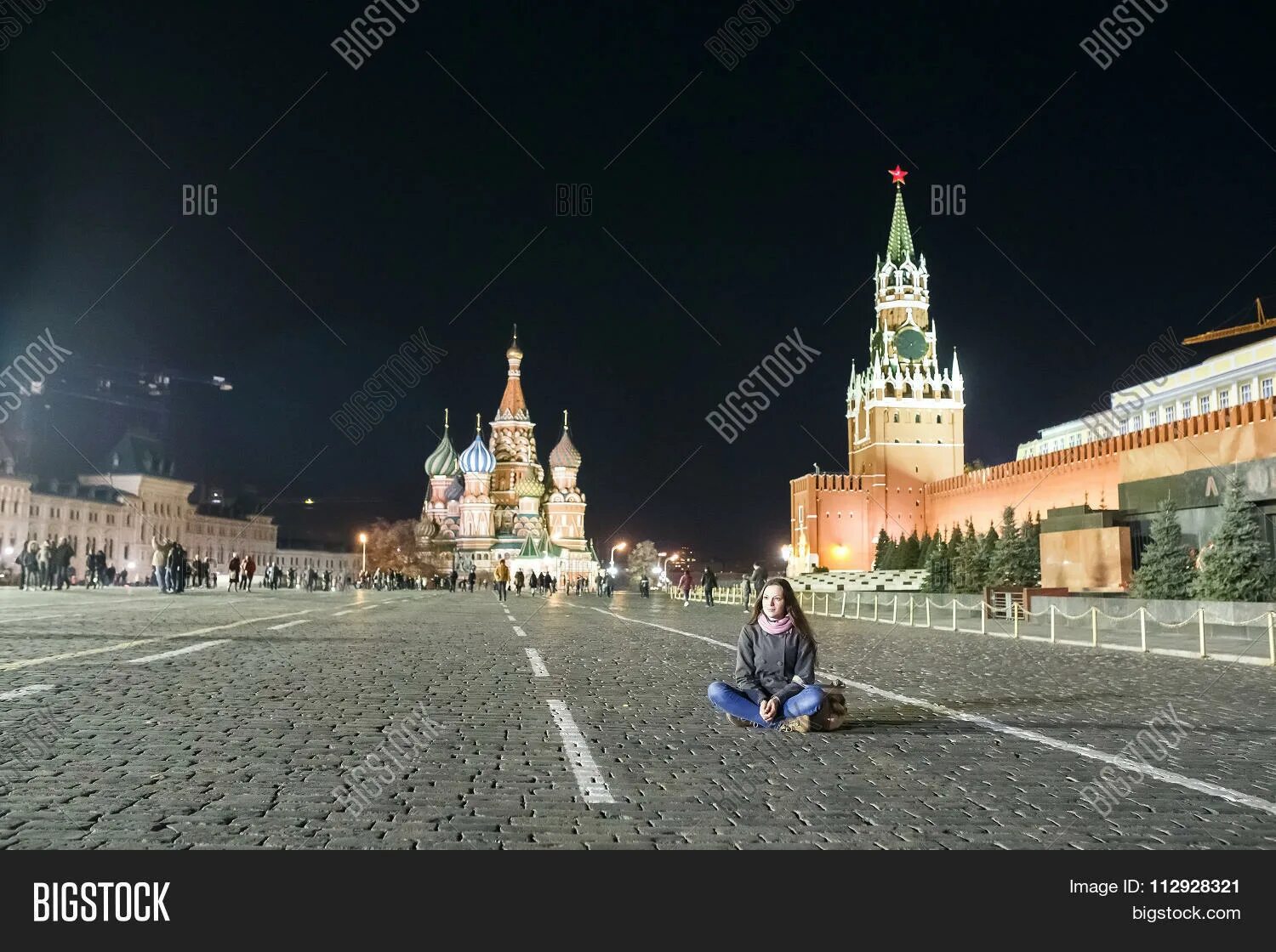 Сидеть на красной площади. Фотосессия в москве краснаяgkjoflm. Сидеть на красной площади. Красивая девушка на красной площади. Сидеть на красной площади.