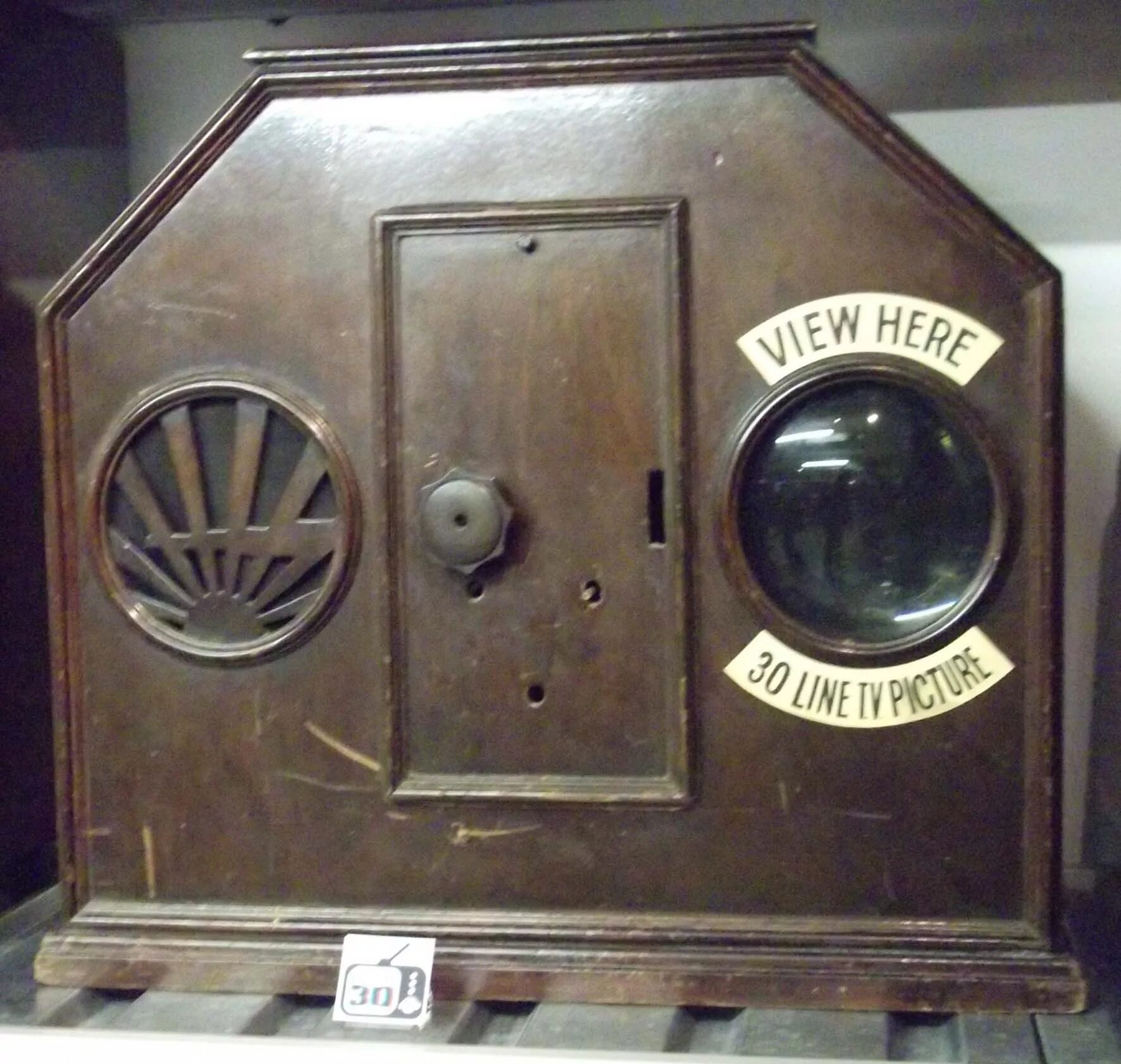 Какой был 1 телевизор. Первый телевизионный приемник 1907. Телевизор 1907. Телевизор Макса Дикманна. Телевизионный приемник КВН-49.