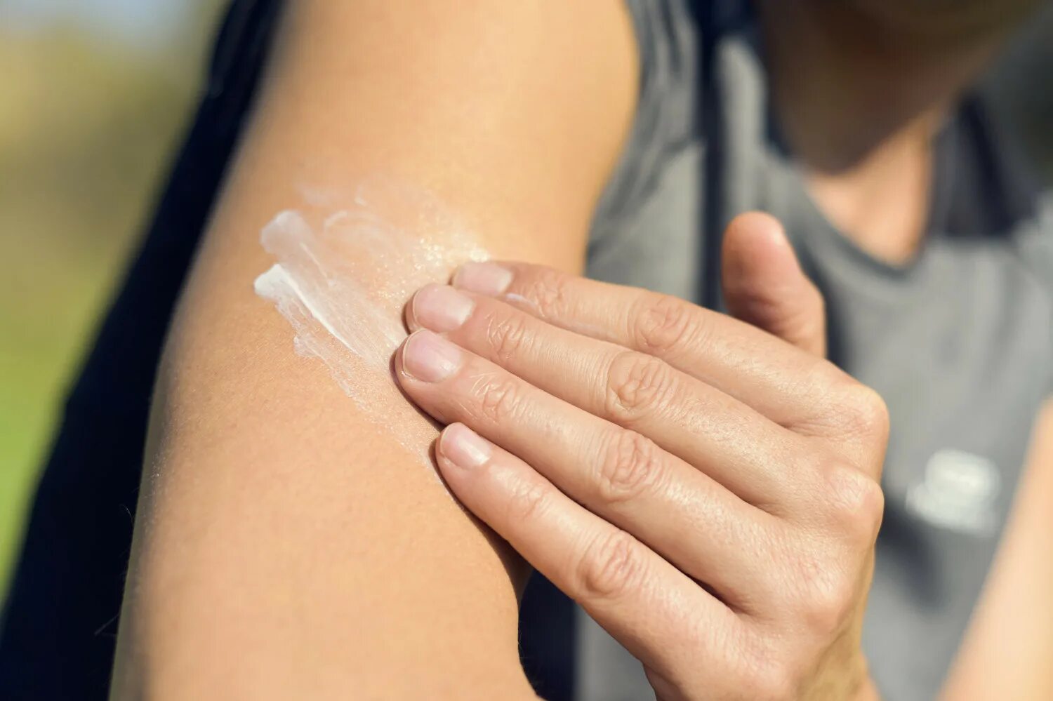 Крем для кожи. Солнцезащитный крем для рук. Влияние крема на кожу человека.