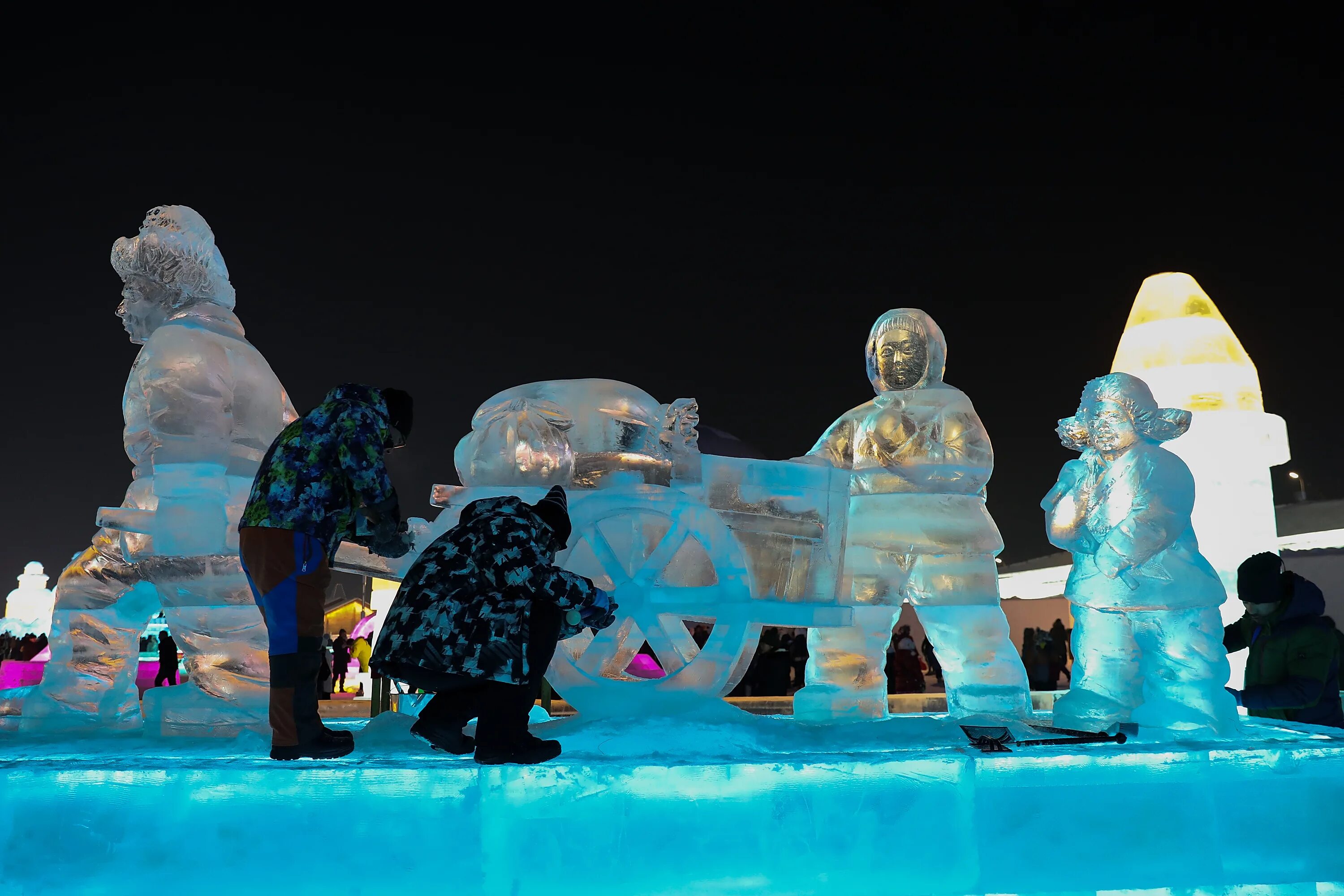 Ice figures. Ice figures. Фигуры для новогоднего городка. Ледяной скульптуры деда мороза и снегурочки. Ледяной орел.