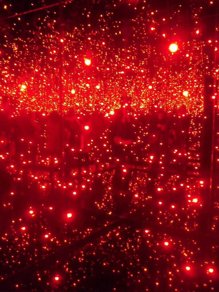 Красный фонарь в темноте. Красные молнии в небе. Эстетика красного. Размытые огоньки. Красный фонарь на черном фоне.