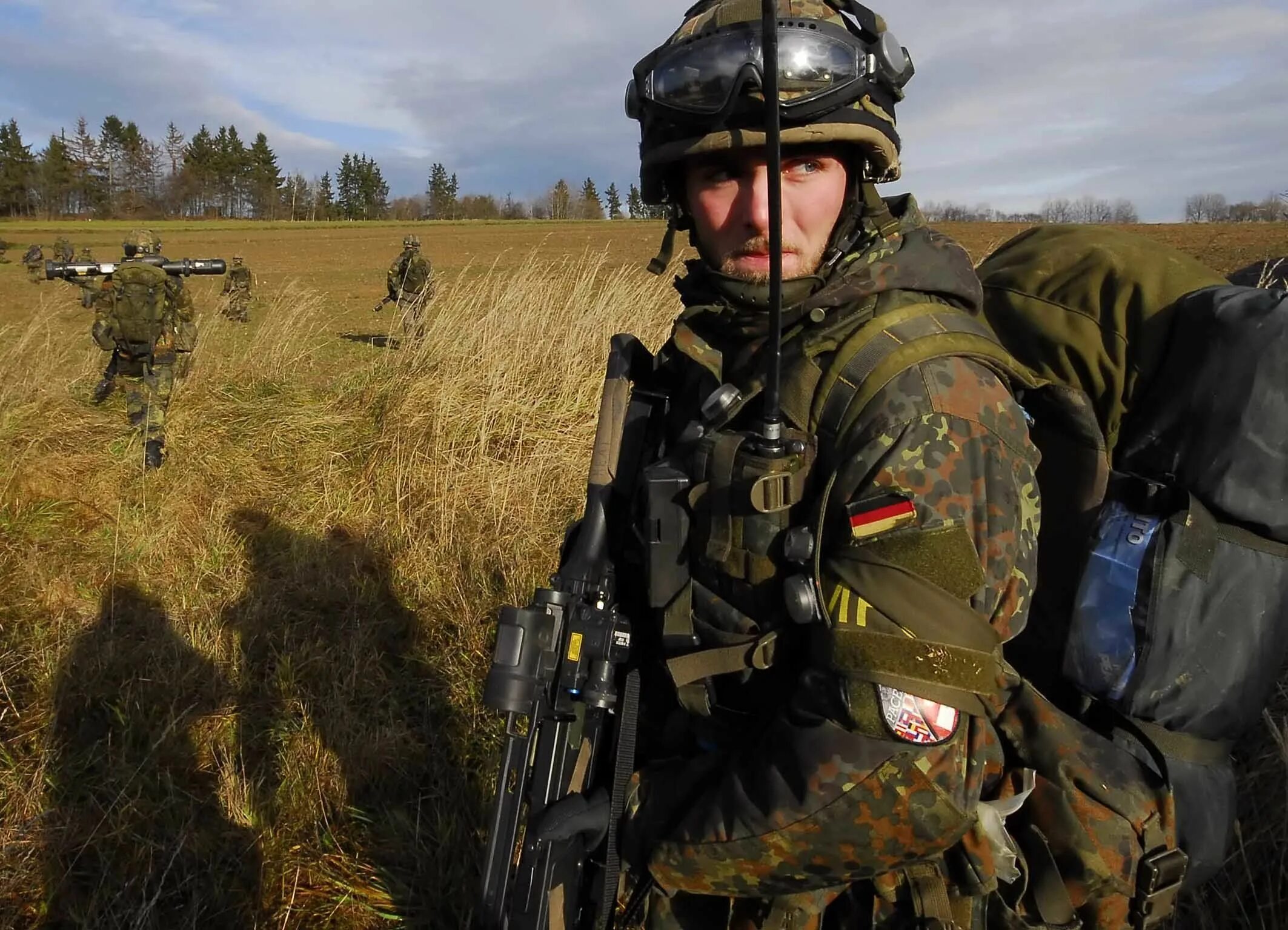 Военные германии. Бундесвер Связисты. Солдаты Германии. Десантники Бундесвера. Немецкие военные.