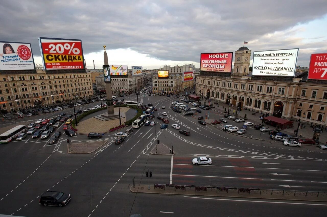 Реклама центр города. Площадь Восстания Санкт-Петербург билборды. Реклама в Питере. Баннер в центре Москвы. Реклама на улицах Петербурга.