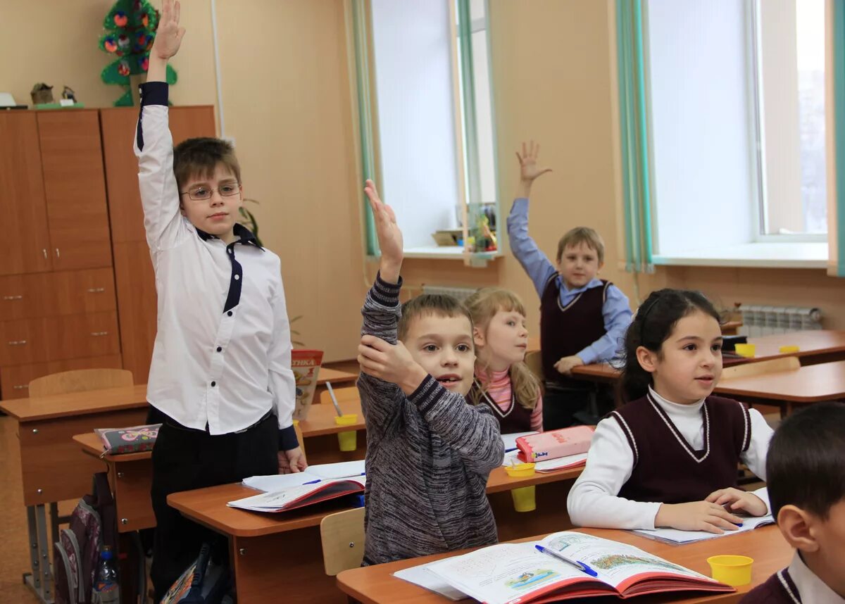 Общение в начальной школе. Ученики на уроке. Урок в школе. Урок в начальной школе. Занятия в школе.