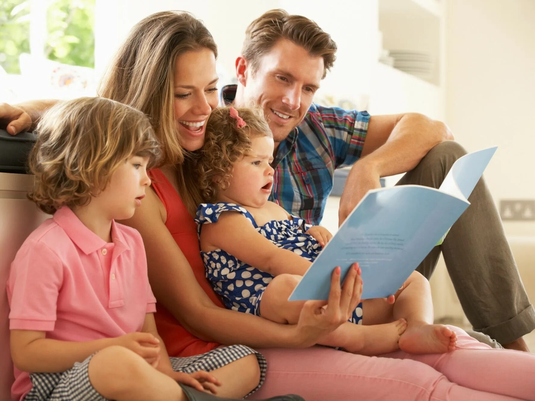 Семейное воспитание. Семья. Красивая семья. Счастливая многодетная семья. Проведенную со своей семьей.