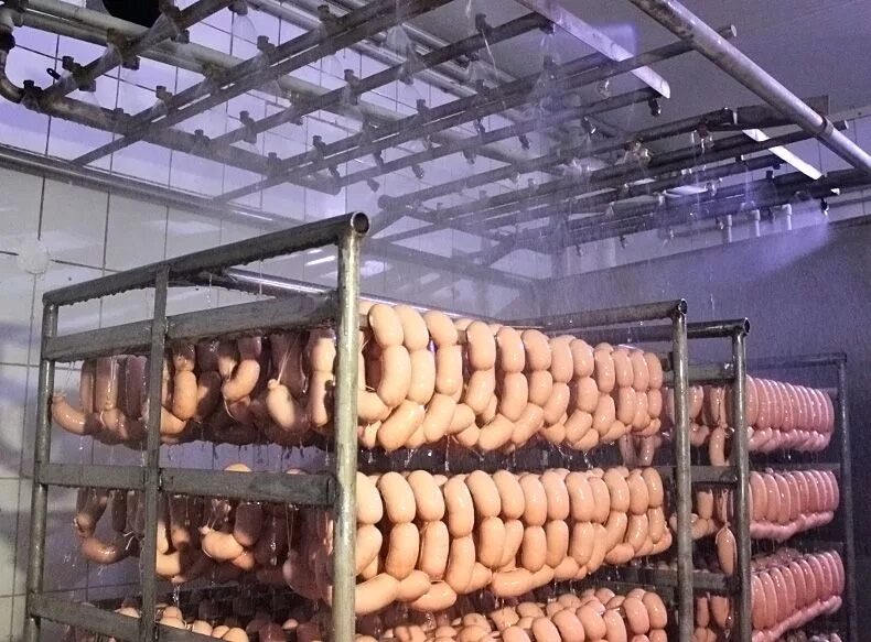 Ростовский мясокомбинат тавр. Куча сосисок. Крестьянское хозяйство макарова и. Сушилка для колбасы. Мясоперерабатывающие предприятия.
