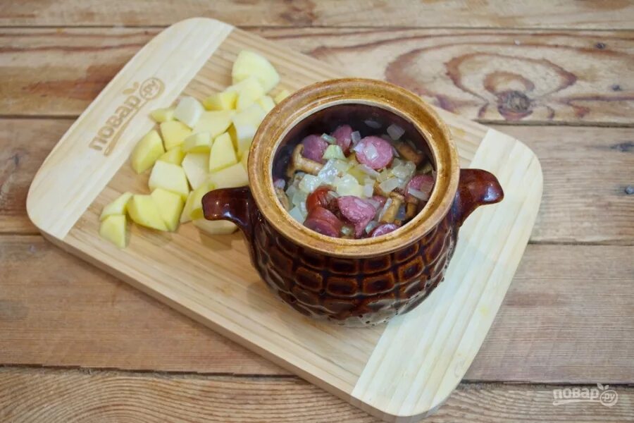 картошечка с охотничьими колбасками. горшочки с охотничьими колбасками в духовке. охотничьи колбаски в горшочке. картошка с колбасками в горшочках. картошка с сосисками в горшочках.