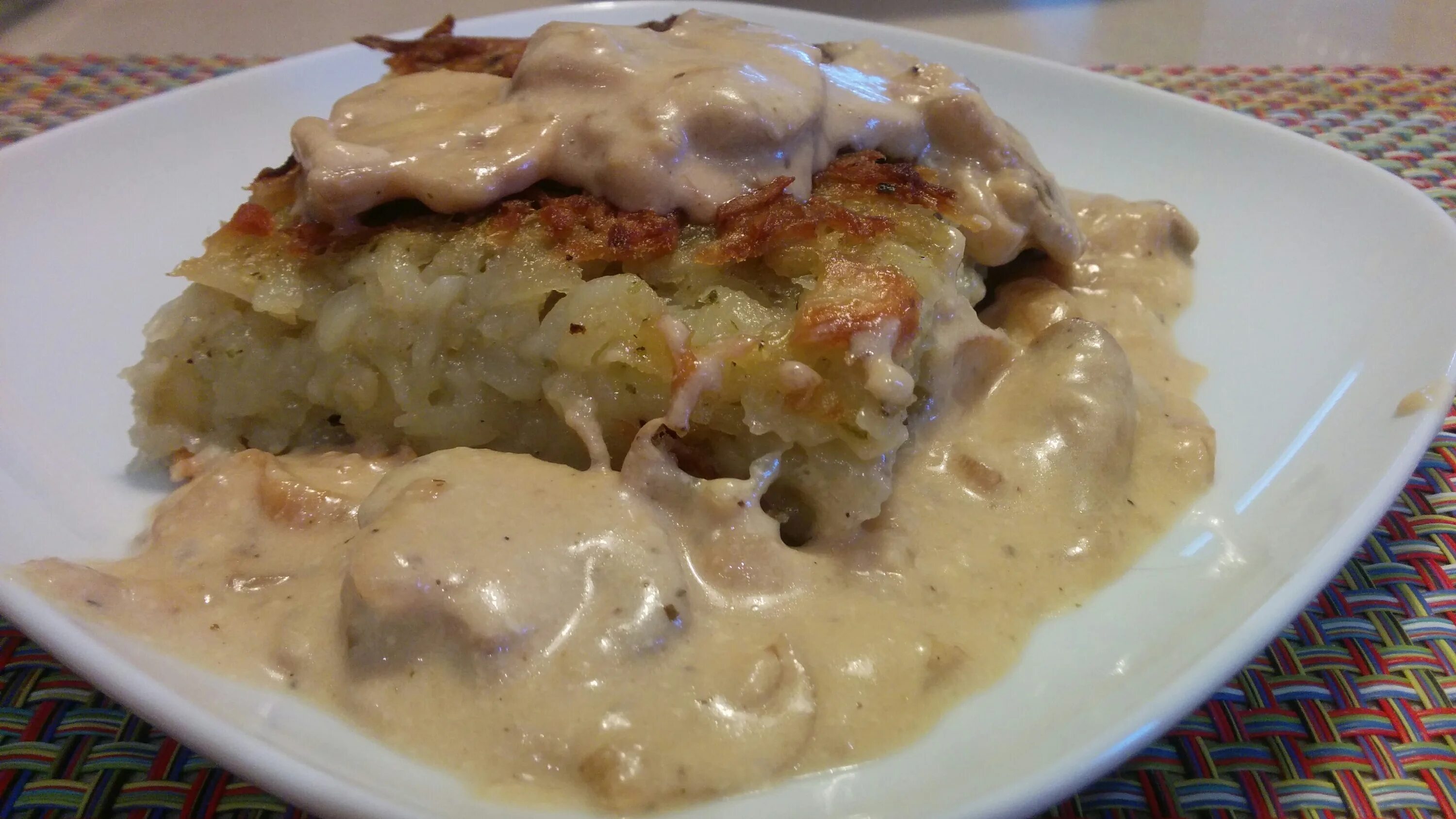 Картофельный гратен с грибами и сыром в духовке. Французский картофельный гратен. Картофельный соус с фаршем. Картофель с томатной пастой. Картофельный соус с фаршем.