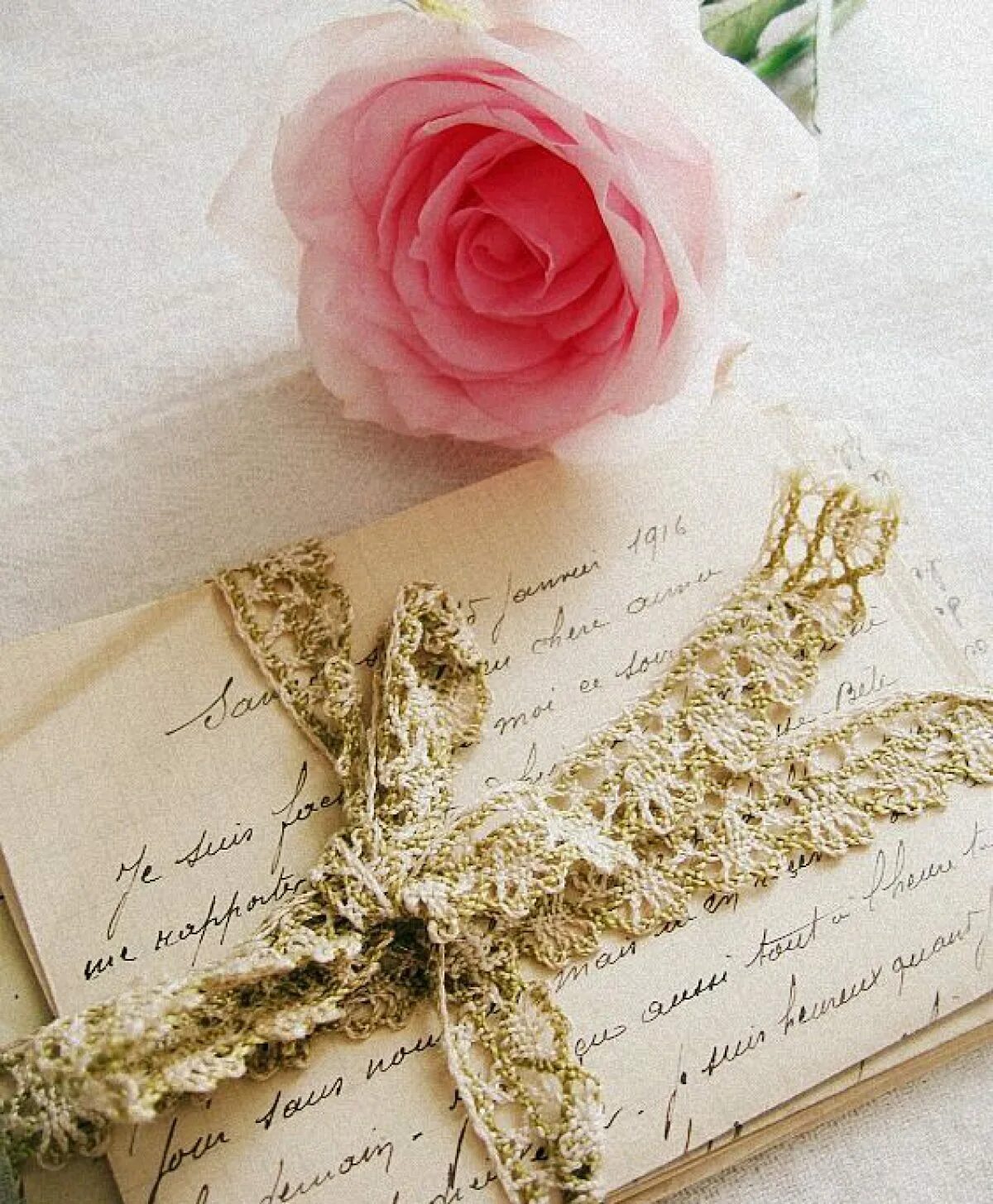 Самое нежное письмо. Красивое письмо. Письмо и цветы. Красивые послания. Цветы с запиской.