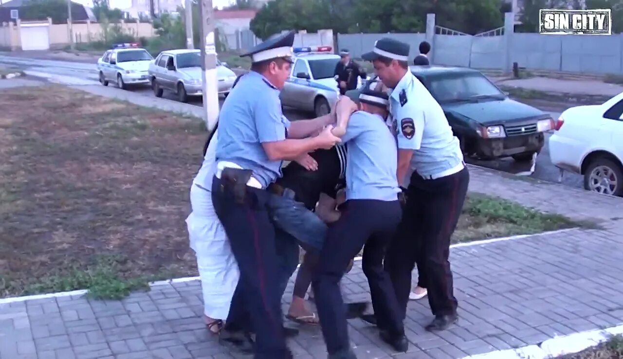 дпс пьяные видео. пьяная женщина милиционер. рейд дпс на пьяных. дпс пьяные видео. пьяный дпс.