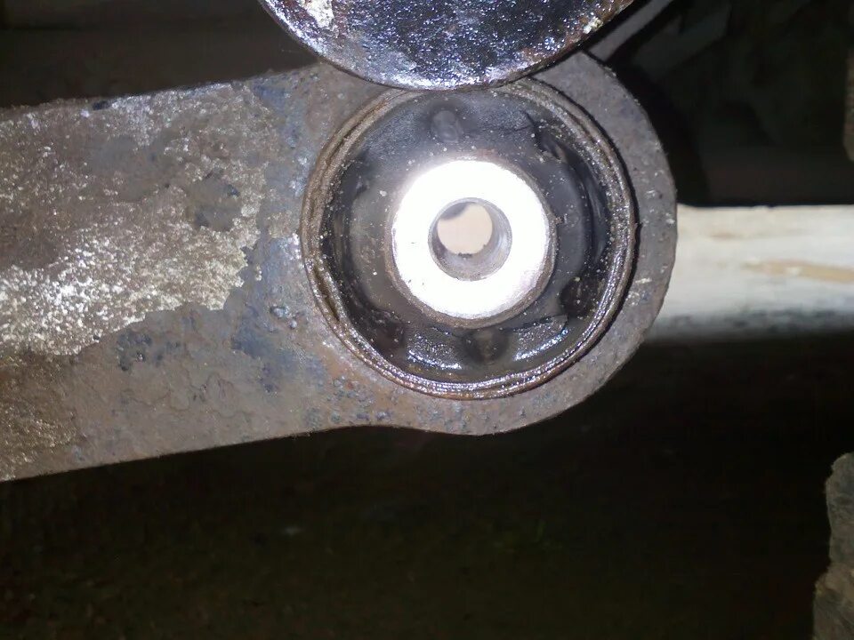 Сайлентблок балки киа рио. Сайлентблоки задней балки kia rio. Сайлентблок задней балки киа рио 3. Сайлентблок балки киа рио 3. Задние сайлентблоки киа рио.