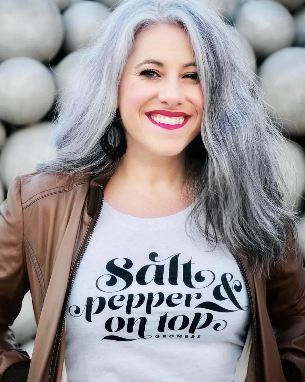 Седая прядь. Седая прядь. Дафна хикс grey hair. Седая прядь. Седая прядь волос.