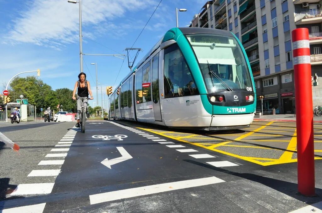 Public transportation. Tram в Барселоне. Трамвай Барселона. Транспорт Барселоны. Барселона общественный транспорт.