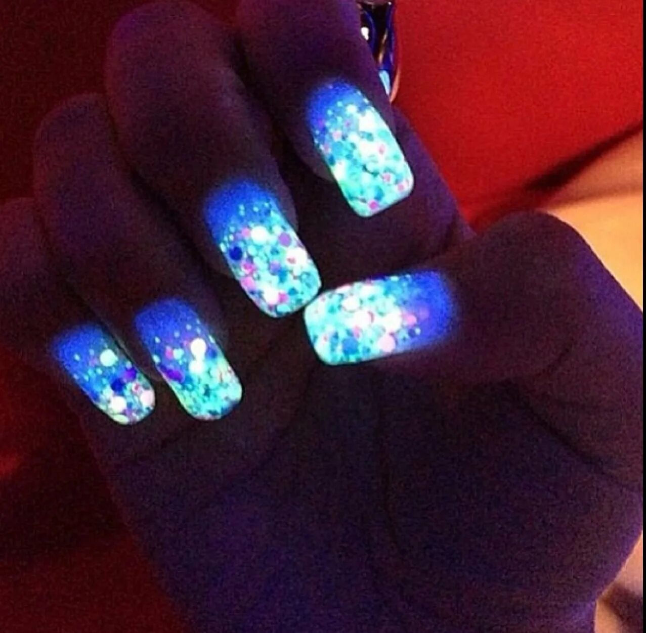 Дизайн ногтей светоотражающие. Светящийся маникюр. Красивые светящиеся ногти. Голубые светящиеся ногти. Новогодние светящиеся ногти.