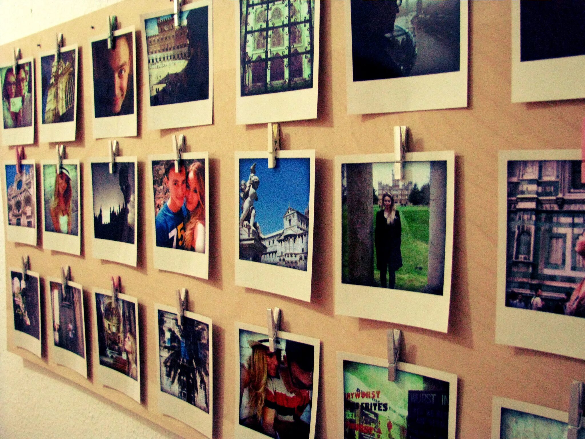 В нескольких вариантах оформление. Рамки для фотовыставки. В нескольких вариантах оформление. Стена в галерее пустая. Коллаж на холсте.