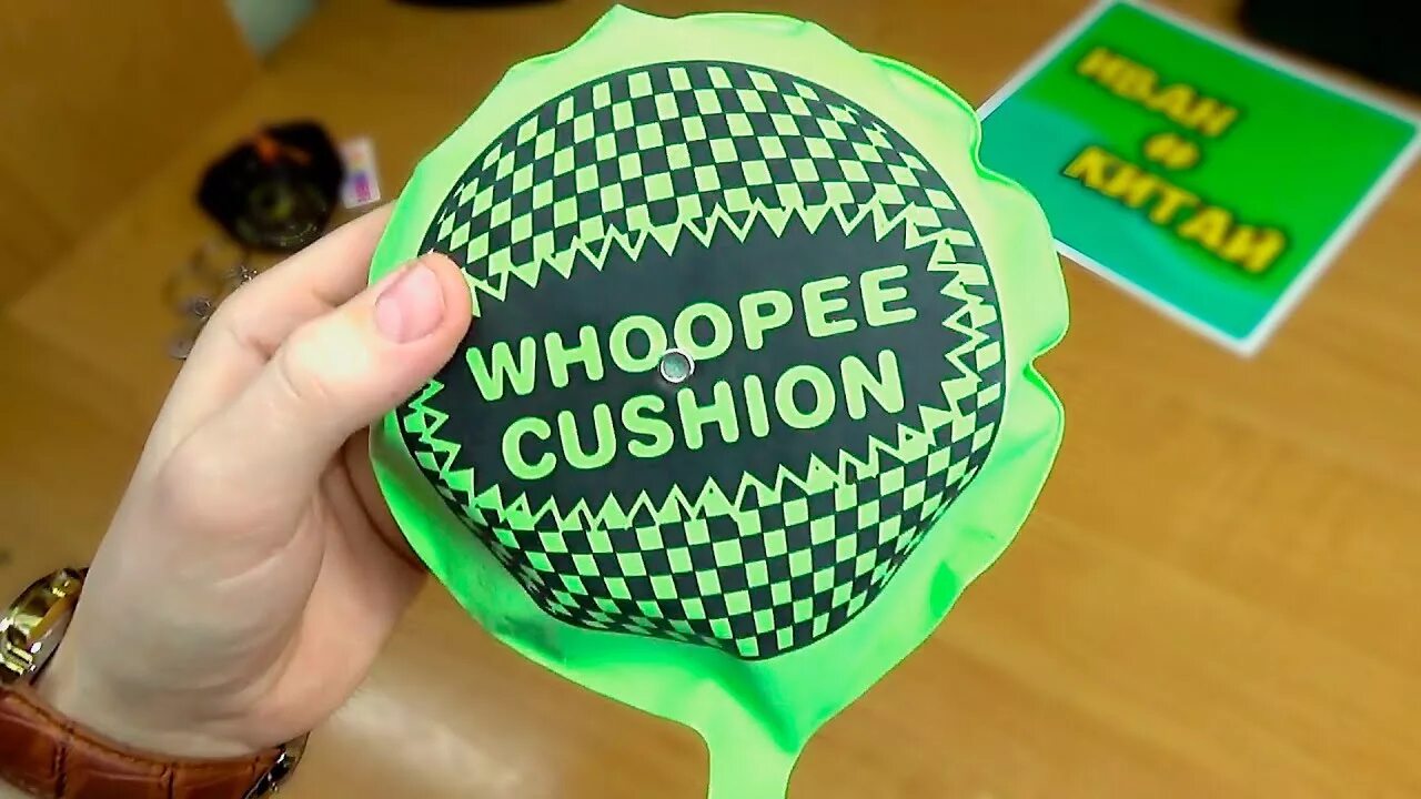 Игрушка подушка пердушка. Игра подушка пукалка. Подушка пердушка. Подушка пердушка. Поиграем в игру повторюшка пердушка.