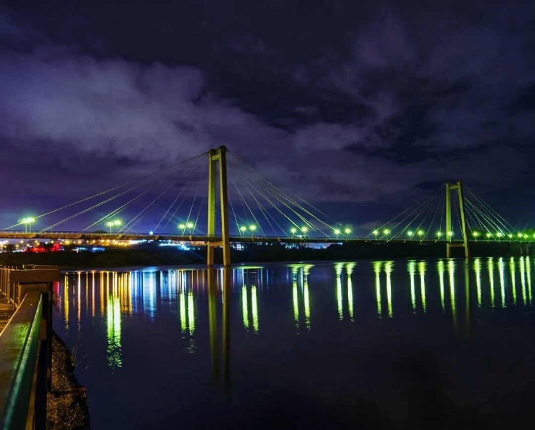 Виноградовский мост. Красноярск мост вантовый мост. Виноградовский мост. Вантовый мост красноярск вечер. Пешеходный мост красноярск.