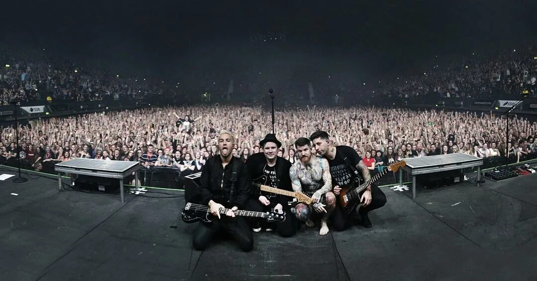 Merrily we fall out of line песня. Fall out boy концерт. linkin park fall out boy. майк парешкувиц fall out boy. группа fall out boy концерт.
