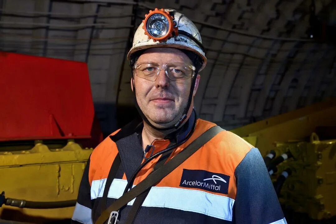 Шахта шахтерская. Шахты «шахтёрская глубокая». Шубин шахтер. Авария на шахте засядько 2007. Шахтер профессия.