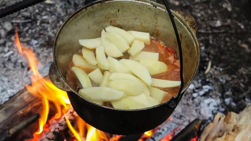 Шурпа в казане на костре из баранины. Жареная Шурпа в казане на костре. Шурпа из баранины в казане на костре. Шурпа из баранины в казане. Шурпа на костре фото.