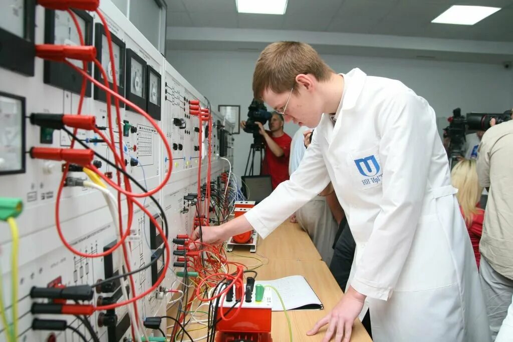 современные компьютерные классы. профессионально технические учебные заведения. молодые инженеры. учебная техника. автоматизация технологических процессов и производст.