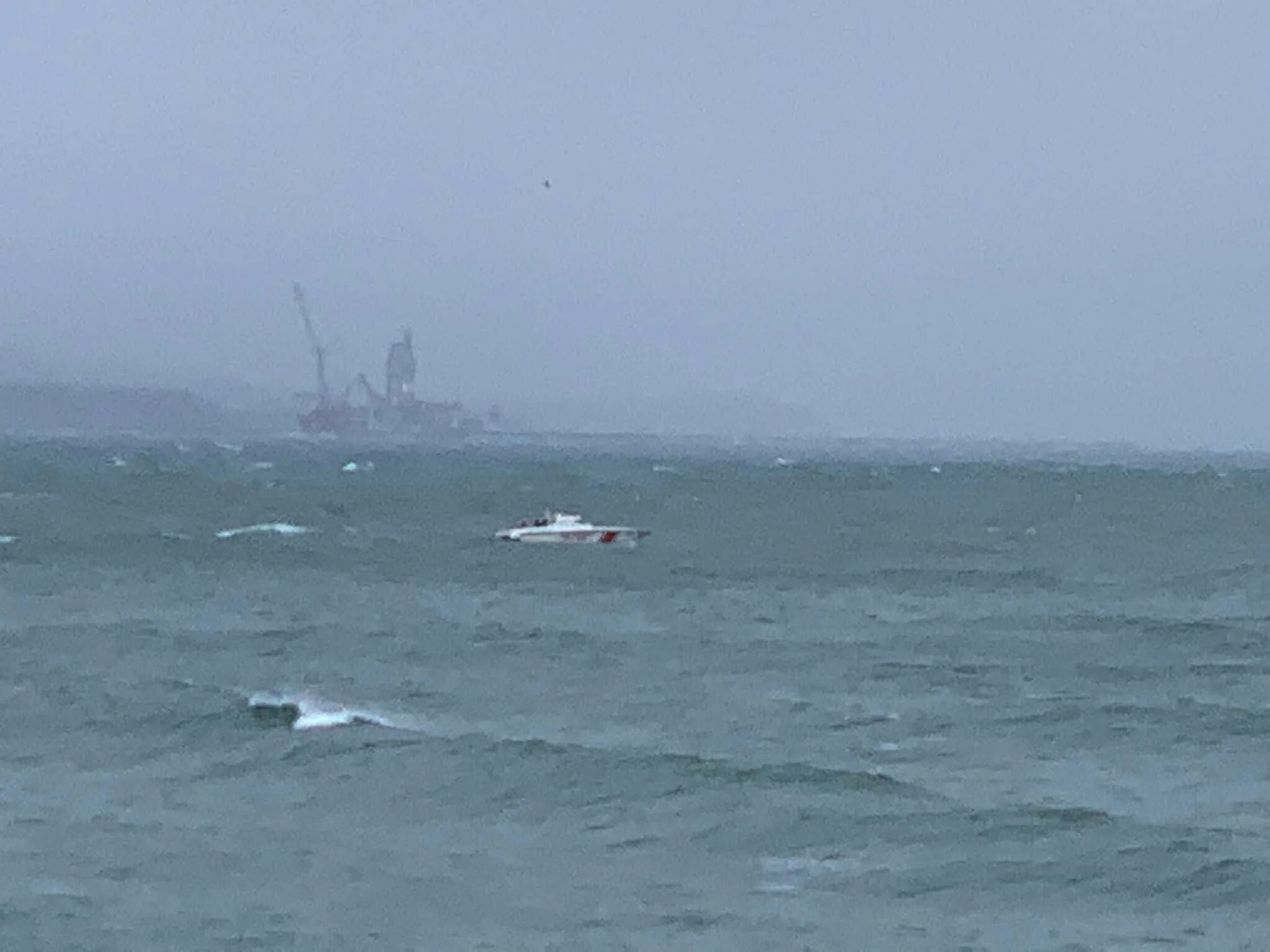 Судно затонуло черном море. Черное море кораблекрушение. затонувшие корабли в черном море. сухогруз крушение. кораблекрушение у берега черного моря.