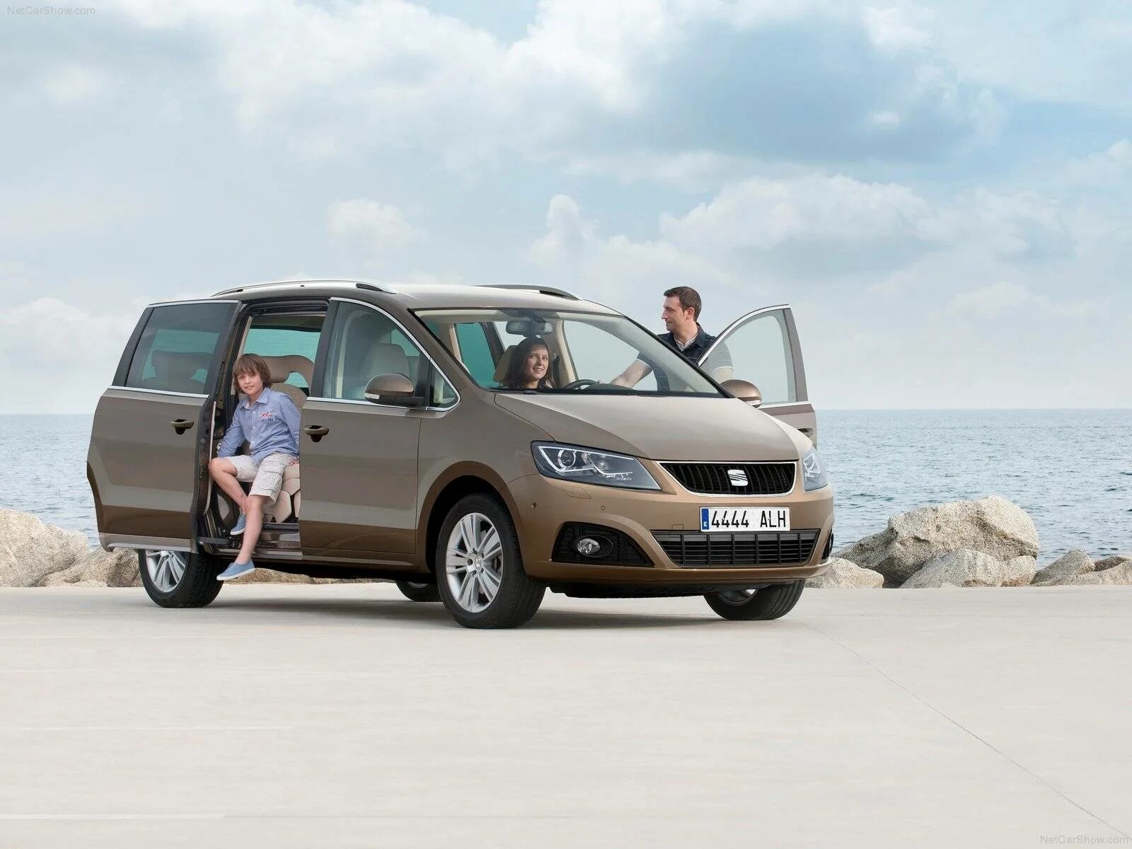 Семейный автомобиль 2024 какие автомобили. Seat Alhambra 2013. Сеат минивэн 2021. Сеат минивэн 2020. Сеат 7 местный.