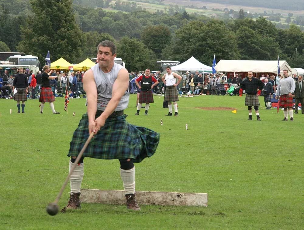 Highland вакансии. Метание молота в Шотландии. Шотландские Горские игры.