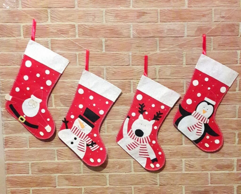 Шьем новогодние сапожки для подарков. Рождественские носки из фетра. Новогодние носки из фетра. Украшение новогоднего сапожка. Новогодний сапожок.