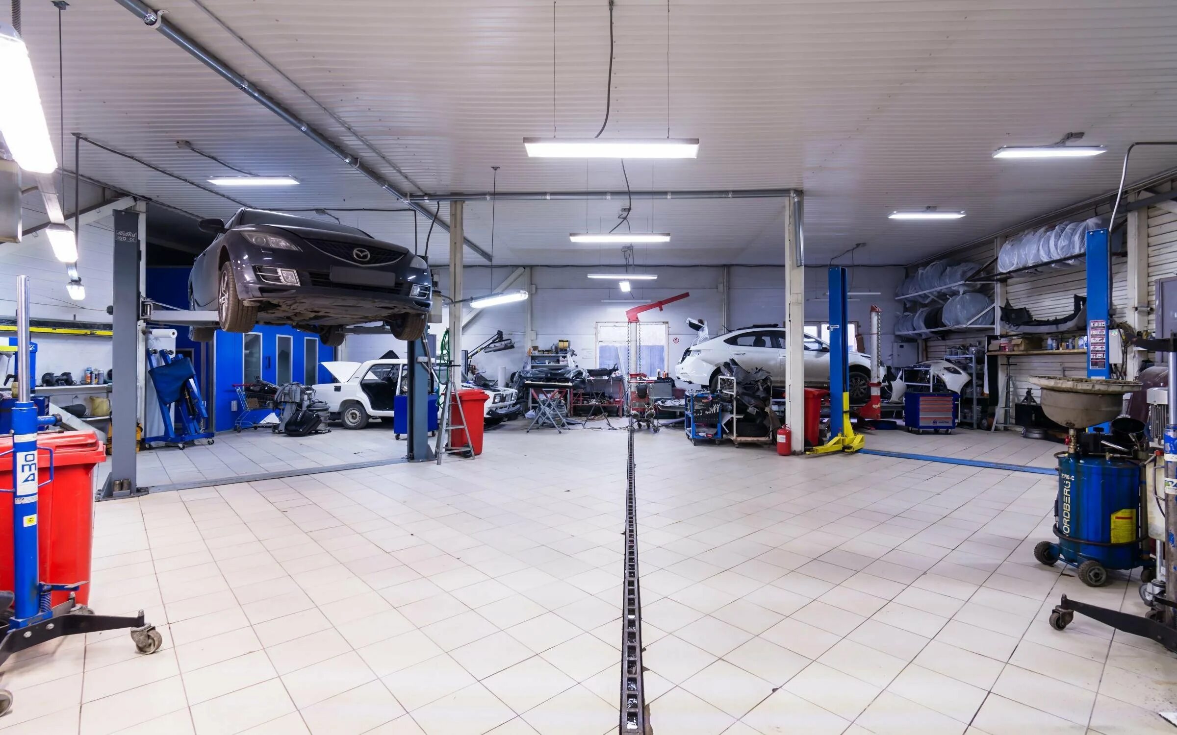 Автосервис ваз. Mazdamasters автотехцентр. ремонтная мастерская автомобилей. красивый автосервис. обустройство автосервиса.