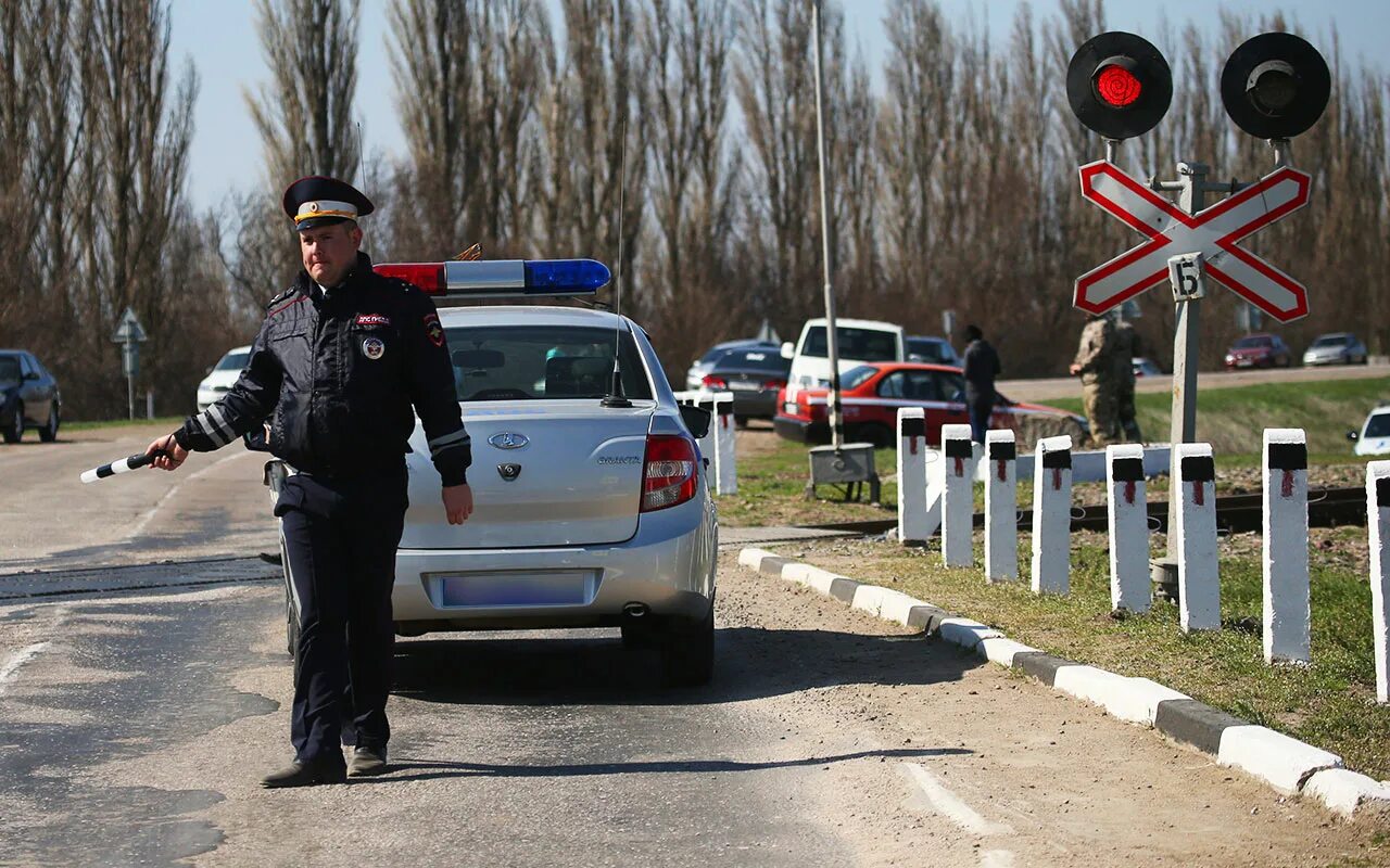 Штраф жд. Железнодорожный переезд. жд переезд. гибдд жд переезд. гаишник штрафует жд.
