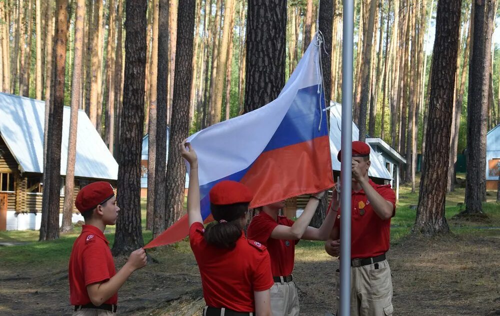 Ритуал подъема и спуска флага. Спуск государственного флага Российской Федерации. Церемония поднятия государственного флага Российской Федерации. Церемония поднятия и спуска флага. Подъем и спуск флага.