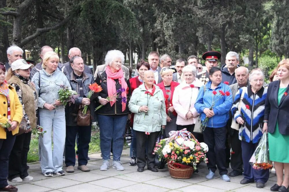 Годовщина аварии. Возложение цветов. Возложение цветов в годовщину Чернобыльской катастрофы. Памятный знак жертвам Чернобыльской катастрофы. Ликвидаторы Чернобыльской аварии.